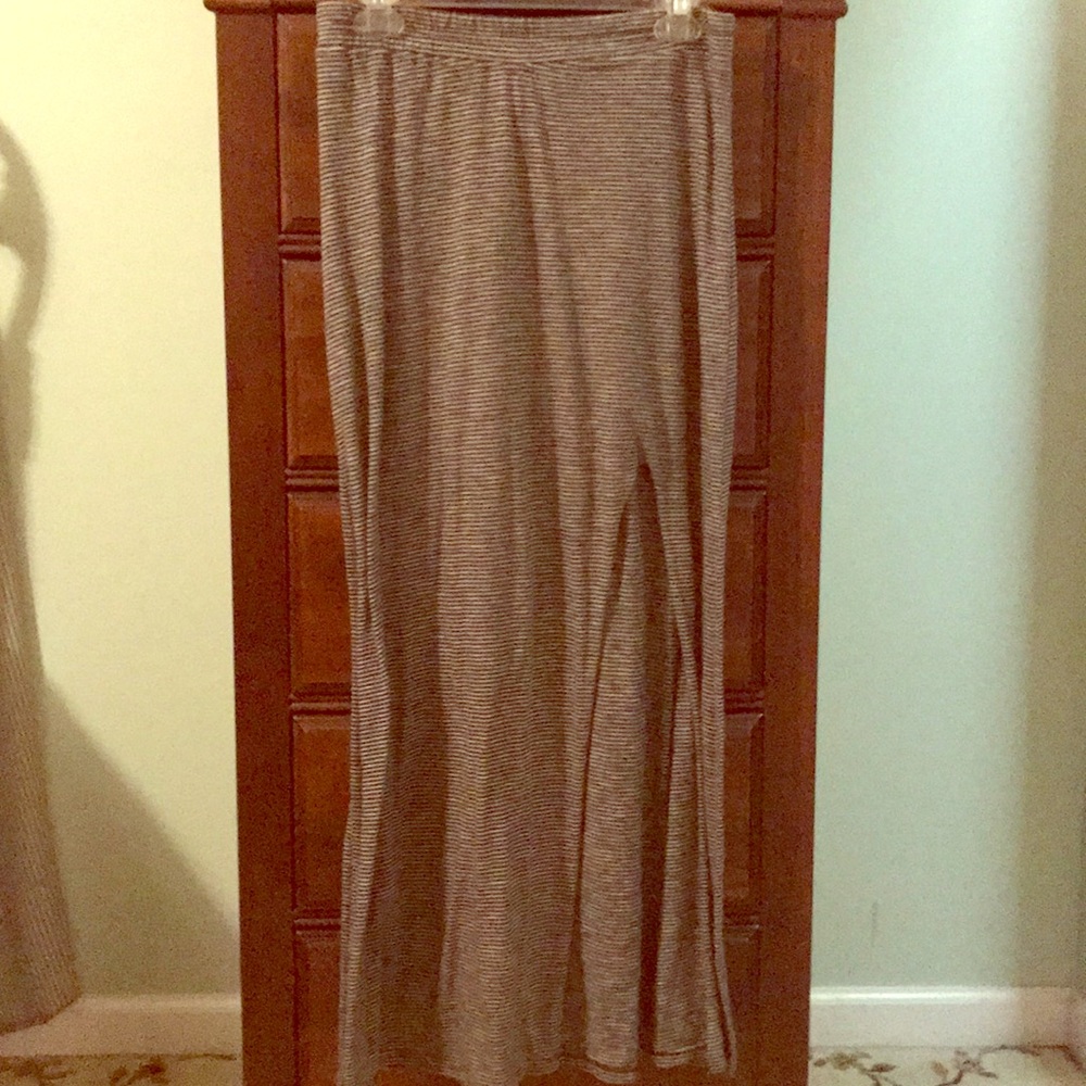 High waisted skirt with slit on side